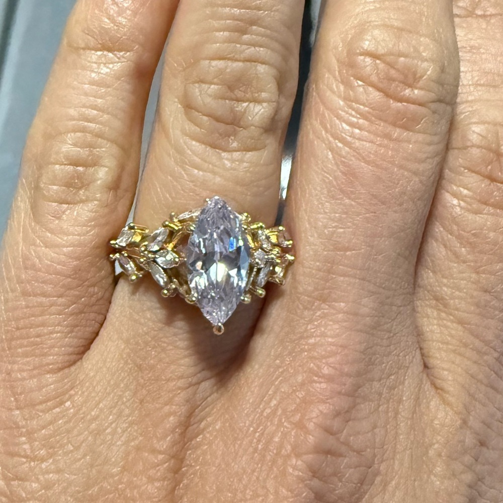 Elegant Gold and Rhinestone Leaf Design Ring 7 - Picture 4 of 4